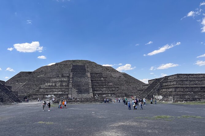 100% Private Tour in Teotihuacán Pyramids from Mexico City - What makes the guide experience so central here