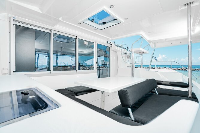 4H Lux 40' Catamaran All-Inclusive in Tulum and Playa del Carmen. - Lunch, snacks, and open bar: the onboard rhythm that keeps the day fun