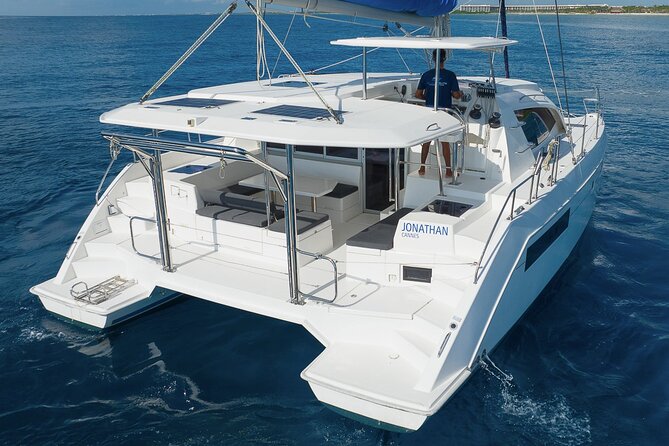 4H Lux 40' Catamaran All-Inclusive in Tulum and Playa del Carmen. - On-board comfort: gear, towels, and a bathroom that saves your sanity