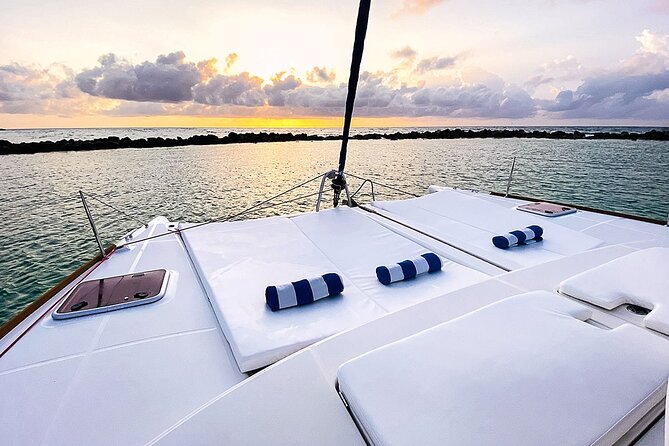 4H Private 38'Catamaran All-Inclusive in Tulum & Playa del Carmen - On-Board Food: Fresh Ceviche, Guacamole, and Snack Flow