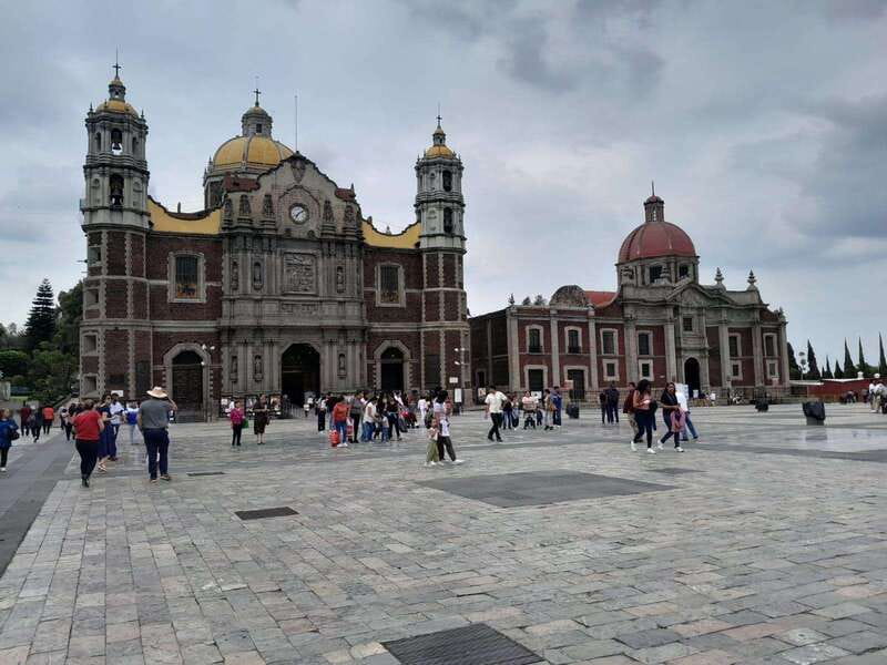 Basilica de Guadalupe: Complete Walking Tour - Meet-up at La Guadalupana, spotting your purple guide with an axolotl