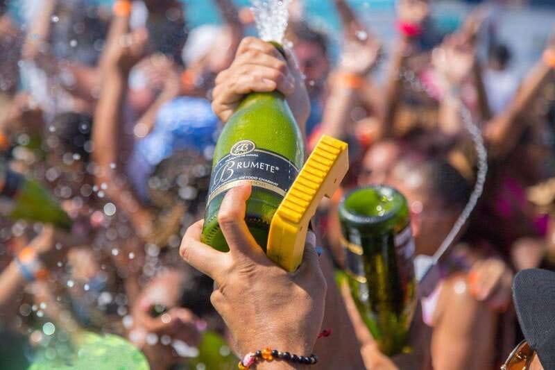 Cabo San Lucas: Hip Hop Boat Party with Unlimited Drinks - Photo stop at the Arch of Cabo San Lucas: classic content without the hassle