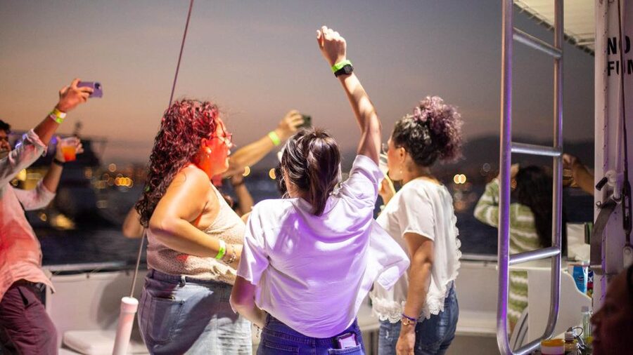 Cabo San Lucas: Sunset Party Cruise with Open Bar - Free time after sunset: how to use the next 30 minutes