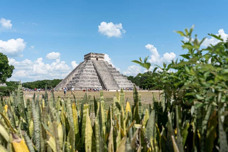 Cancun: Chichen Itza Early Access Guided Tour - Entering early: skip the line and get moving fast