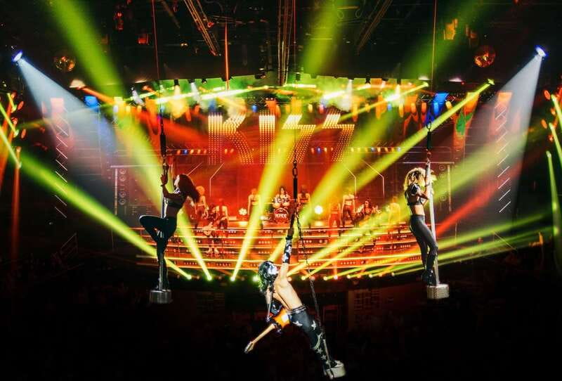 Cancun: Coco Bongo Nightclub Experience - Crowd level and your view: how Front Row changes the whole night