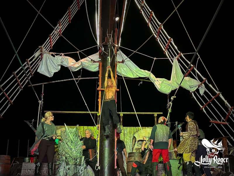 Cancún: Jolly Roger Pirate Dinner Cruise 2025 - Dinner and the premium top-shelf open bar: what feels worth it