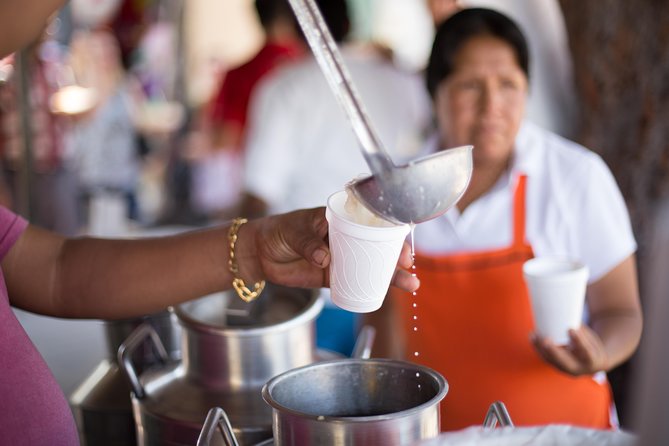 Cancun Street Food Tour with Food Stalls, Local Market and Murals - Guides and Vans: Why the Tour Feels Easy to Follow