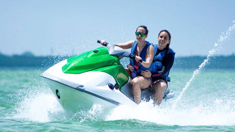 Cancun: Waverunner in Nichupte Lagoon - The Water Color Reality Check (Green Can Happen)