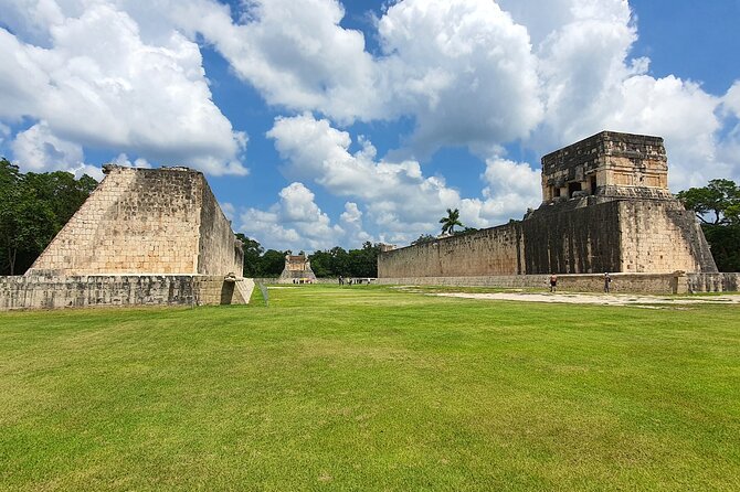 Chichen Itza, Beautiful Cenote and Valladolid All Inclusive Tour - Chichen Itza With a Guide: The Pyramid, the Ball Court, and the Crowd Reality