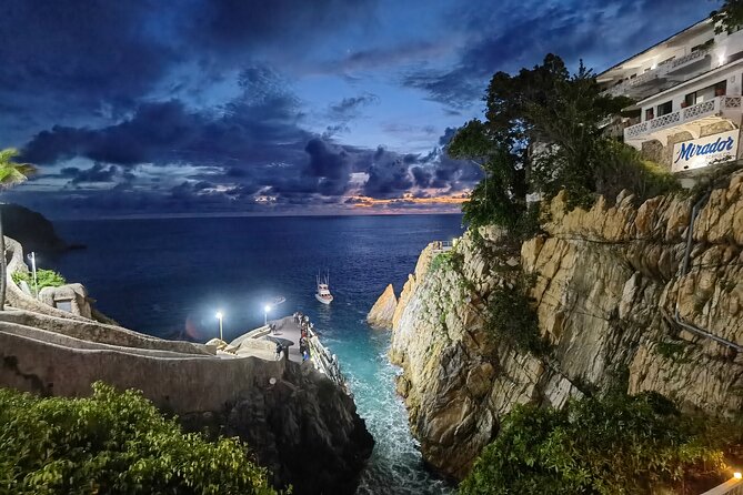 DeLuxe Cliff Divers+Sunset Exhibition byNight w/Different Options - Pickup, transport, and the smooth 4-hour rhythm
