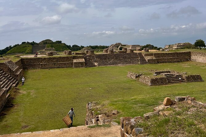 Essence Zapoteca Monte Albán, Barro Negro and Alebrijes for a day. - A one-day route that connects ruins to craft
