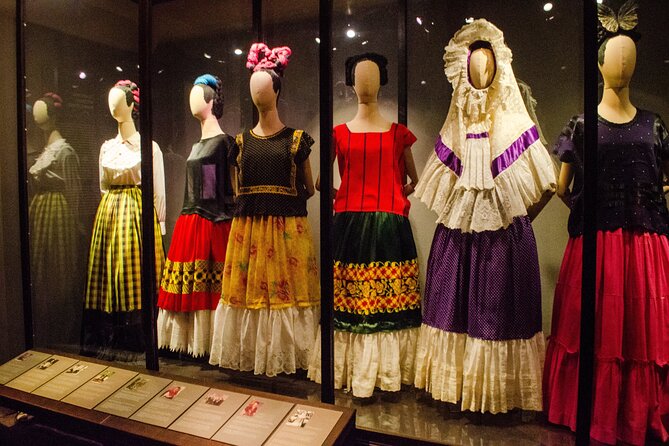 EXCLUSIVE TOUR Frida Kahlo Museum - SMALL GROUPS - Meeting your guide at a café, then straight to the house