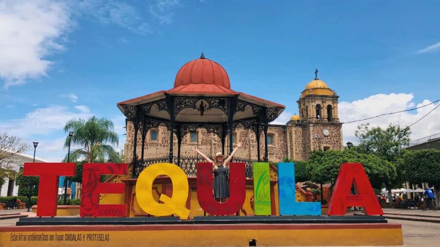 From Guadalajara: Tequila Town and Cantaritos El Guero - Tequila Don Cayo in El Arenal: how the tasting starts