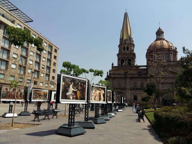 Guadalajara: Culture, Architecture, and Market Walking Tour - Rotonda de los Jaliscienses Ilustres: a quick stop with context