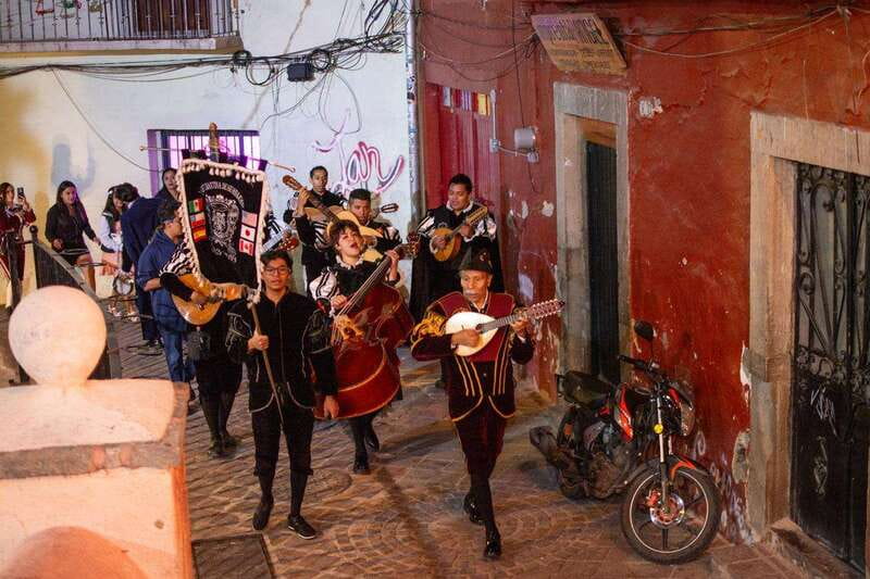 Guanajuato: Night Walk with the Estudiantina - Salto del Mono Dance Show: The Moment the Streets Become a Stage