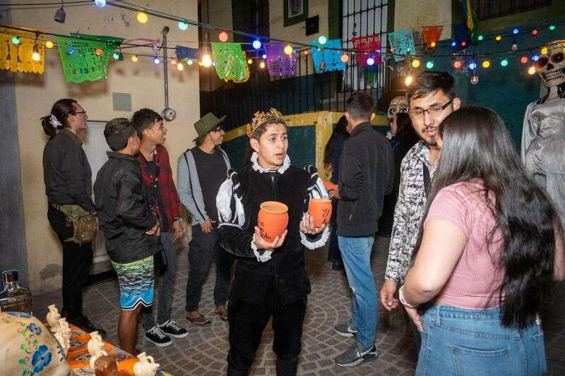Guanajuato: Night Walk with the Estudiantina - Callejón del Beso Finale: Ending on Guanajuato’s Most Crowded Romantic Street