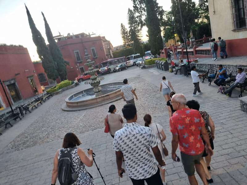 Historical & Cultural Walking Tour of San Miguel de Allende - Casa de Cultura Banamex and the Mayorazgo de la Canal building
