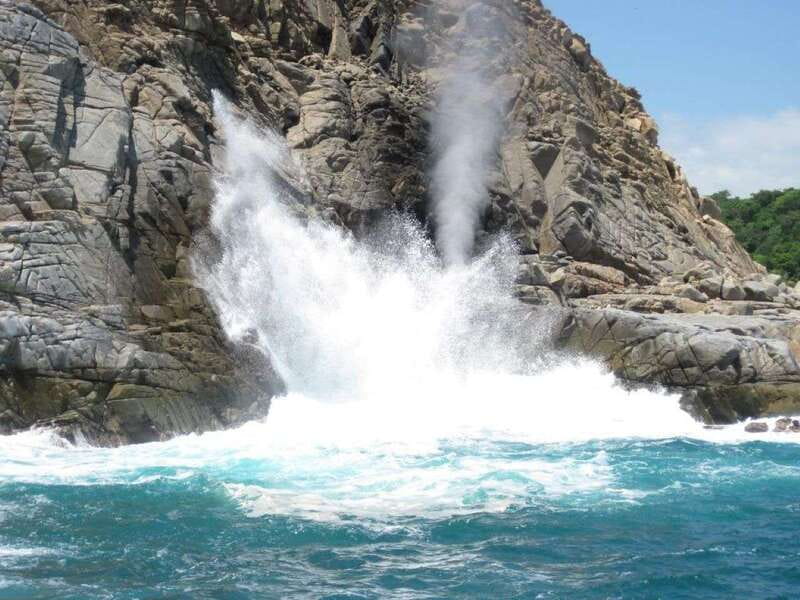 Huatulco: Bays Boat Tour with Snorkeling and Hotel Pickup - Why This Huatulco Bay Boat Tour Gets Your Attention