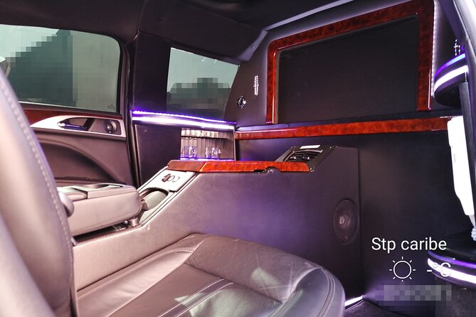 Lincoln Strecth Limousine with Wi Fi on board - Cancun Airport to Playa del Carmen, in a Lincoln Stretch Limo