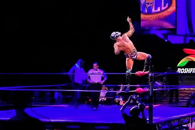 Lucha Libre wrestling show, tacos and beer with artist - Arena Mexico: showtime energy, snacks inside, and cash-only drinks