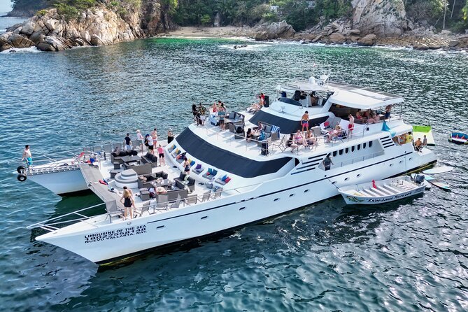 Mega Yacht Limousine of the Sea 1: Puerto Vallarta - Open bar and snacks: where this tour actually wins