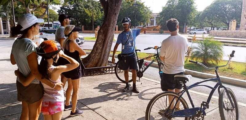 Mérida: Montejo Boulevard and Historic Center bike tour - Monument to the Homeland: a quick stop that sets the tone