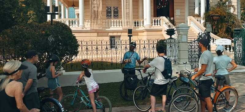 Mérida: Montejo Boulevard and Historic Center bike tour - La Plancha photo stop: a fast moment that often becomes the favorite
