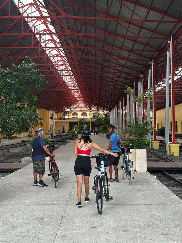 Mérida: The E-bike tour with history and culture - Montejo Avenue: mansions, the Monument to the Homeland, and a smooth start