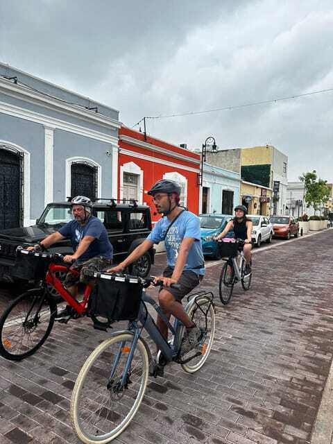 Mérida: The E-bike tour with history and culture - The gastronomy street and Parque de la Plancha cycle paths