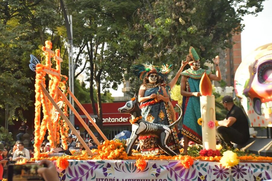 Mexico City: Day of the Dead Guided Tour - Xochimilco hour on land: canal views and time for quick shopping