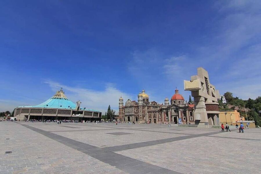 Mexico City: Hop-on Hop-off City Tour by Turibus 1-Day Pass - Onboard and on the street: sun, comfort, and Mexico City traffic