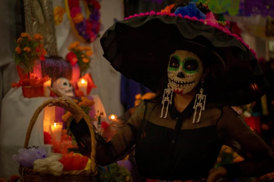 Oaxaca: Day of the Dead Evening Walking Tour with Dinner - Dinner in an Exclusive Setting, With Water and Snacks Included