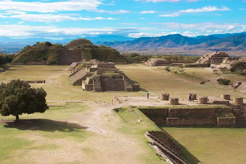 Oaxaca: Monte Alban Guided Archaeological Tour - Guided walkthrough at Monte Albán: how the Zapotec story lands
