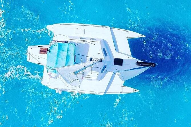 Premium Isla Mujeres Tour by Private Catamaran - Sailing to Arrecife El Meco: the water looks like a postcard