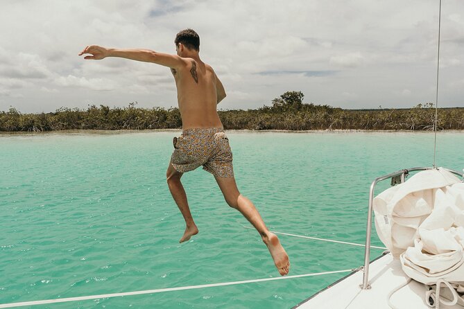 Private sailing tour of Bacalar Lagoon - Stop 1: Lago Bacalar and the color show you can actually feel