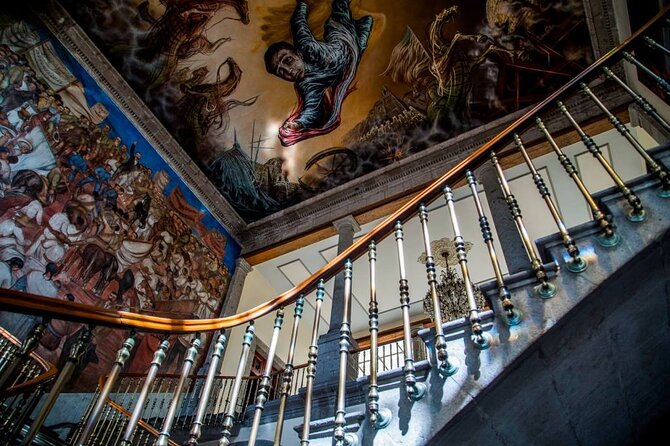 PRIVATE Tour Chapultepec Castle - Entering Chapultepec Castle: views up top and the murals that do the talking