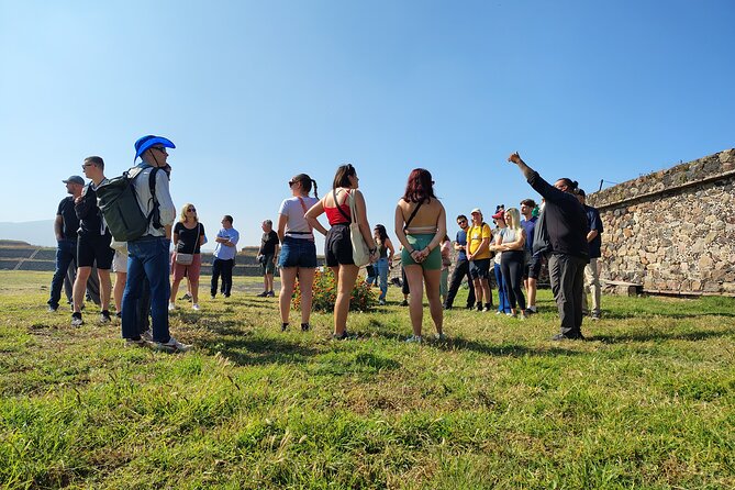 Pyramids of Teotihuacan without traps for tourists morning or afternoon - Climbing Sun and Moon: what to wear and what to expect from the stairs
