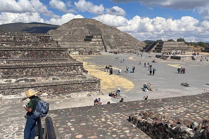 Pyramids of Teotihuacan without traps for tourists morning or afternoon - The ride from Mexico City: air-conditioned comfort and a quick coffee stop