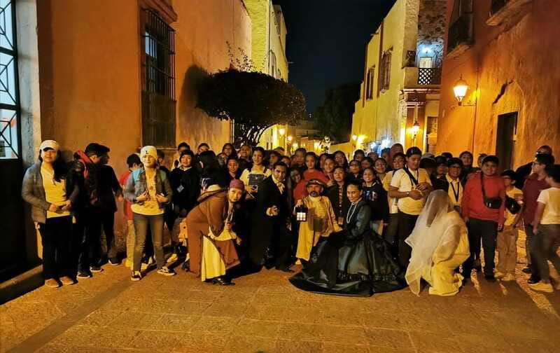 Querétaro: Leyendas Santiago de Querétaro. El Tour - Period costumes meet colonial streets