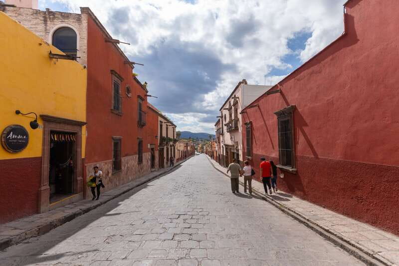 San Miguel: Landmarks and Lunch Walking Tour in English - What you actually see: markets, schools, and churches on one walk