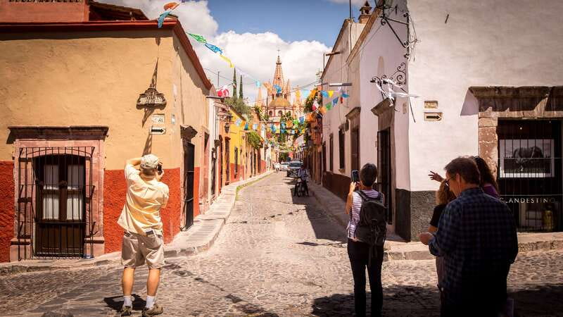 San Miguel: Landmarks and Lunch Walking Tour in English - English tour, local perspective, and how to ask better questions