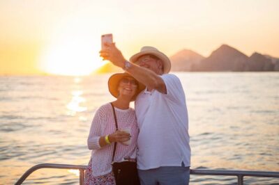 Sunset Cruise in Los Cabos with Jazz and Wine