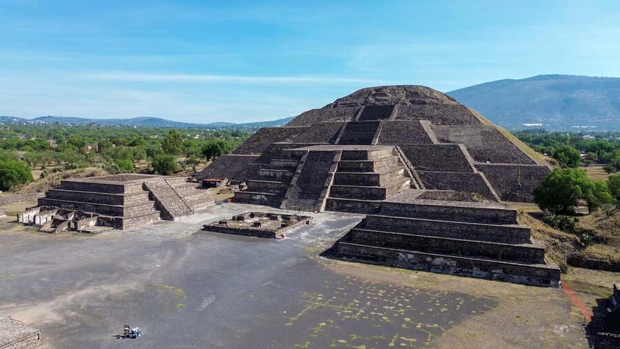 Teotihuacan Pyramids: Guided Tour with Entry Ticket Included - Pyramid of the Sun and Pyramid of the Moon, what to notice up close