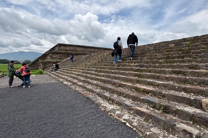Teotihuacan Pyramids VIP Tour without Commercial Stops - English guidance, strong personalities, and why the guide matters